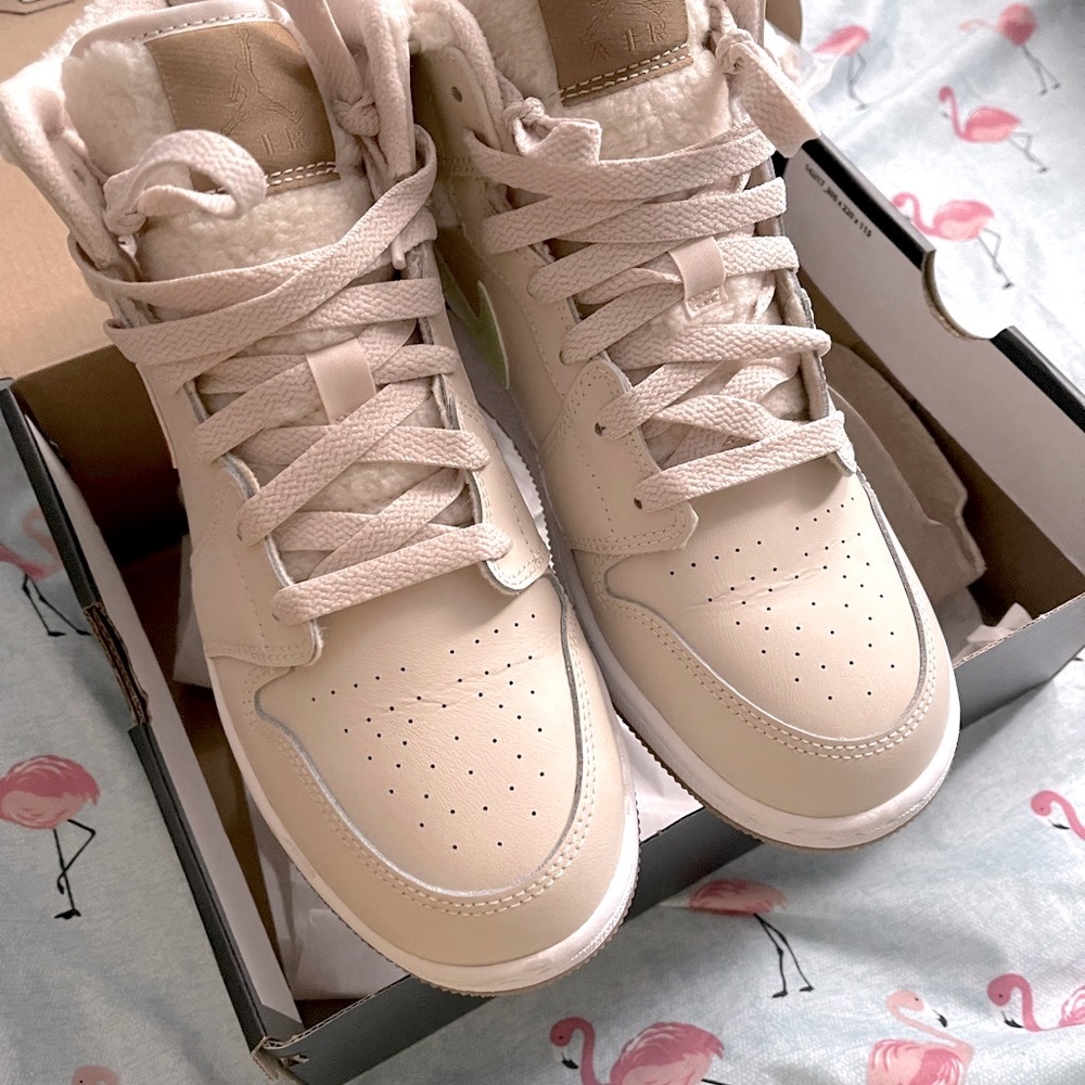 Only use once good condition.,this Nike brand good look for spring seasons!!!